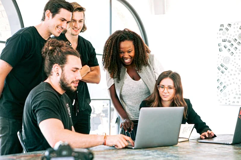 équipe motivée au travail